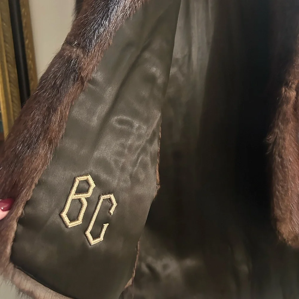 Luxurious Brown Vintage Fur Coat - Picture 4 of 6